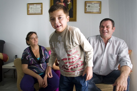 Un sonriente Marcos Carribero, en su casa, junto a sus padres. | Jos F. Ferrer
