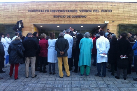 Los médicos, concentrados frente al edificio de gobierno del hospital Virgen del Rocío. | J. M.