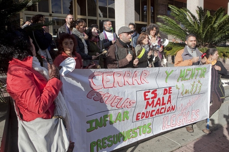 Padres de alumnos protestan por el cierre de la escuela. | Madero Cubero