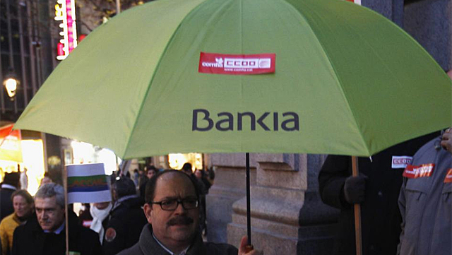 Trabajadores de Bankia protestan por los despidos. | Reuters
