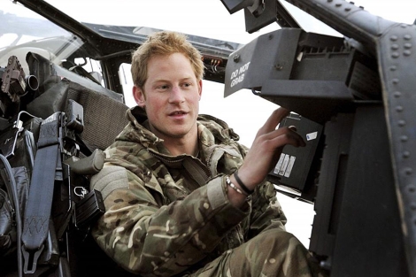 El príncipe Harry, hace unas comprobaciones en su Apache.| Reuters