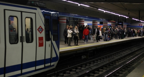 Usuarios del Metro en la estacin de Atocha. | Javier Barbancho