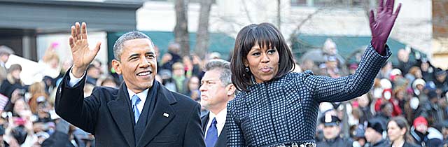 Obama y Michelle saludan a sus seguidores en el tradicional desfile tras su investidura en Washington. | Afp | [VEA MS FOTOS]