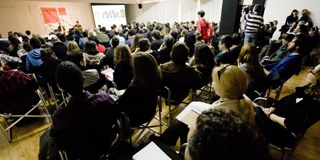 Asistentes a una intervencin de Pblica12 en el Crculo de Bellas Artes de Madrid. | Julio Csar Gonzlez
