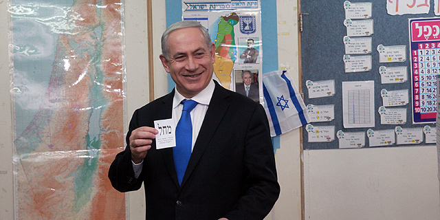 Netanyahu, claro favorito, fue uno de los primero en votar. | S. E.