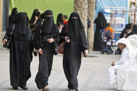 Varias mujeres pasean en Riyad.| Efe