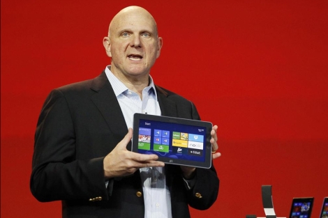 El consejero delegado de Microsoft, Steve Ballmer, con una tablet Surface. | Reuters