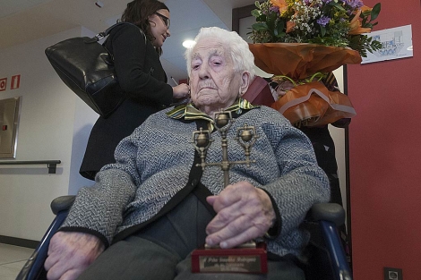 Pilar Gonzlez sostiene el premio que le ha concedido el Ayuntamiento por su centenario. | P. C.