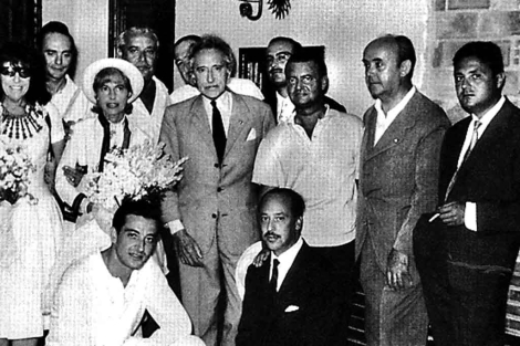 Jean Cocteau, junto a escritores y amigos que lo recibieron en el aeropuerto de Mlaga en 1961. | ELMUNDO.es