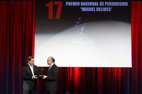 El delegado de la Junta, Ramiro Ruiz Medrano, entreg el premio a Isaas Lafuente. | Ical
