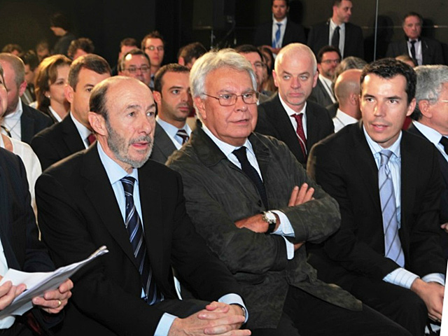 Carlos Mulas, sentado en un acto en 2011 junto a Felipe González y Alfredo Pérez Rubalcaba. | EL MUNDO