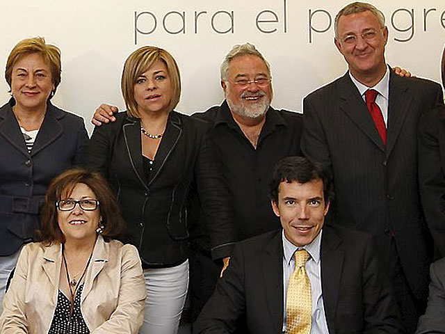 A la derecha de la imagen, Carlos Mulas (sentado) y Jesús Caldera (de pie), junto a George Lakoff y Elena Valenciano.