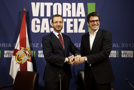 Javier Maroto y Gorka Urtaran rubrican su acuerdo con un apretn de manos. | Efe