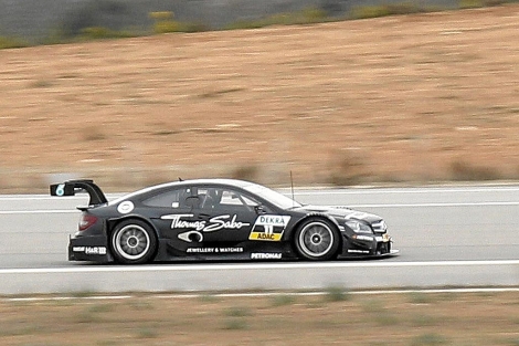 Un Mercedes del campeonato DTM circula por el aeropuerto de Castelln. | Efe
