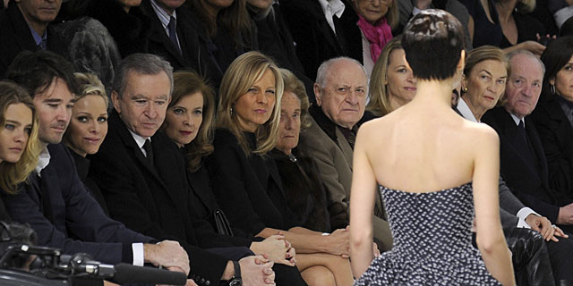 Arnault (4i) ve el desfile de Dior entre Charlene y Mnaco y la pareja de Hollande. | Efe