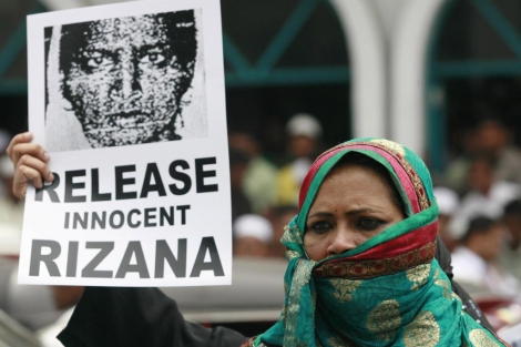 Muestran la imagen de Rizana Nafeek frente a la embajada saudí en Colombo. | Reuters