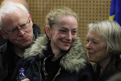 Florence Cassez, junto a sus padres, tras aterrizar en Pars. | Reuters