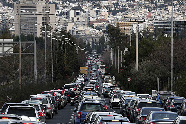 Atascos a la entrada del centro de Atenas por la huelga del transporte. | Reuters