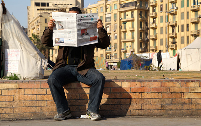 Un egipcio lee EL MUNDO en la plaza Tahrir, en El Cairo. | Fotos: F. Carrin