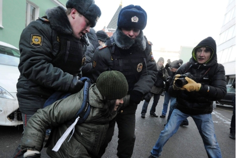 La polica desaloja a los activistas gays que protestan frente a la Duma. | Afp