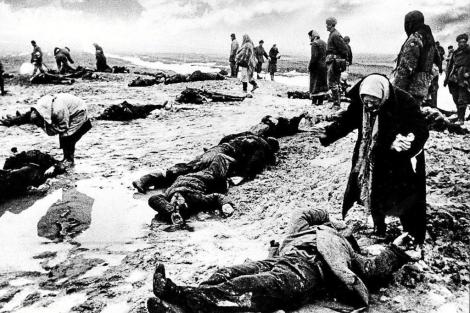Un grupo de personas busca a sus familiares entre los muertos en la batalla de Stalingrado. | E. M.