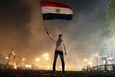 Un manifestante ondea la bandera egipcia. | Afp
