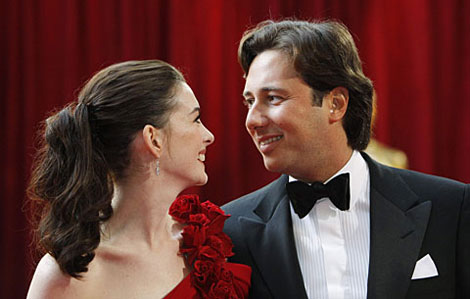 Hathaway y Follieri, en la ceremonia de los Oscars en 2008. (Foto: Reuters)