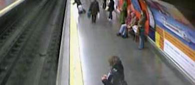 Momento en que la mujer cay a las vas del Metro. | E.M.