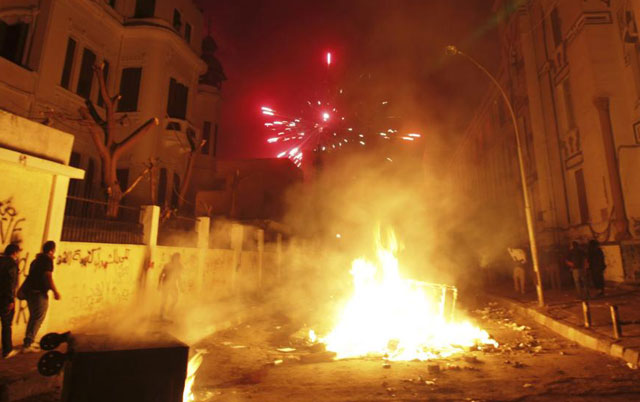 Imagen de los disturbios anoche cerca de la plaza Tahrir en El Cairo. | Reuters