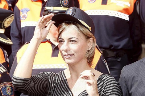 La alcaldesa de Alicante con una gorra de polica | Manuel Lorenzo
