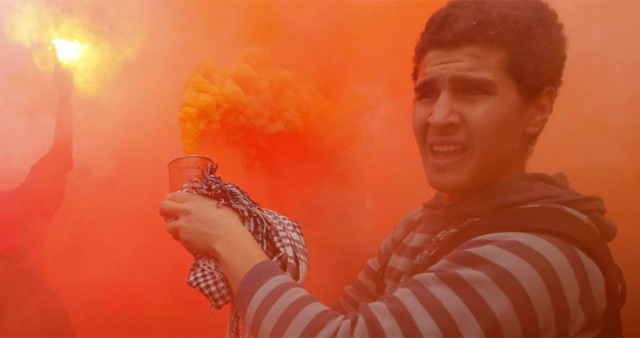 Un joven durante los enfrentamientos de este sbado en Port Said. | Reuters