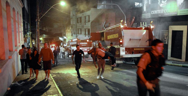 Varias personas huyen del incendio producido en una discoteca en Brasil. | Efe