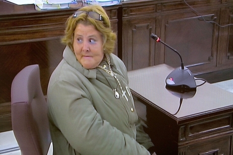 La esposa de Santiago del Valle, Isabel Garca, durante su declaracin en el juicio. | Efe
