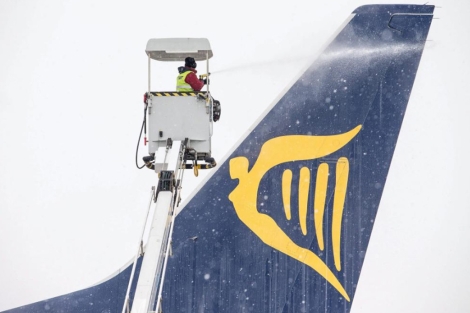 Retirada de hielo de un avin de Ryanair. | Efe