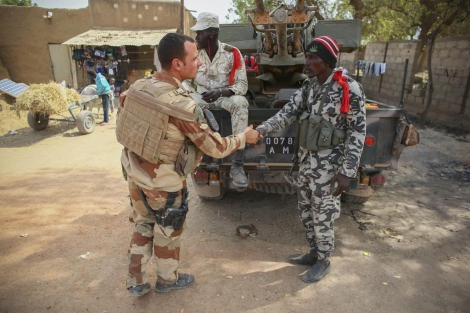 Soldados franceses saludan a soldados malienses en la ciudad de Dabaly. | Efe