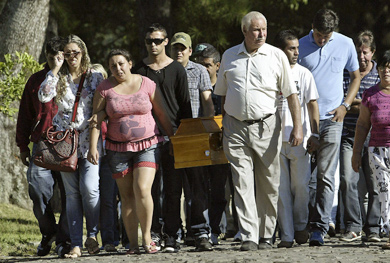 Los familiares han comenzado a enterrar a los fallecidos. | Efe