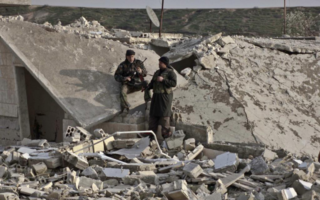 Miembros del Ejrcito Libre Sirio en una casa destruida en Idleb. | Reuters