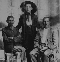 Gandhi y Kallenbach (centro), en 1914.