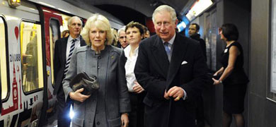 Carlos de Inglaterra y su esposa, hoy, en el Metro de Londres. | Efe
