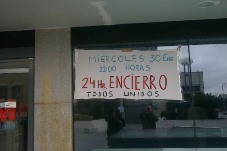Pancarta colocada en uno de los accesos del Hospital La Paz. | @nacho991960