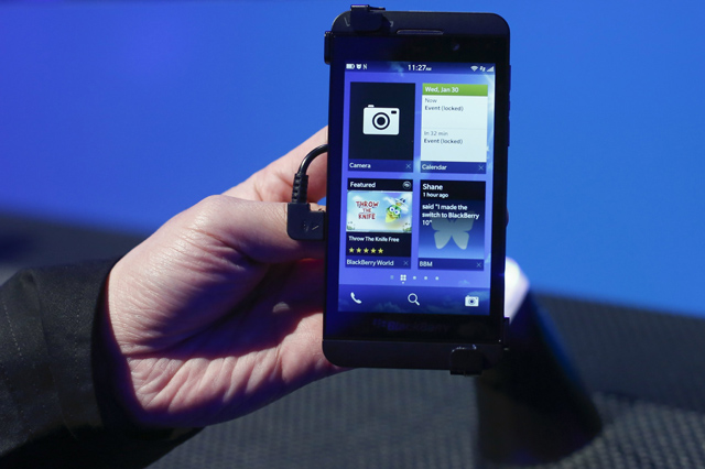 El nuevo telfono Blackberry Z10. | Reuters