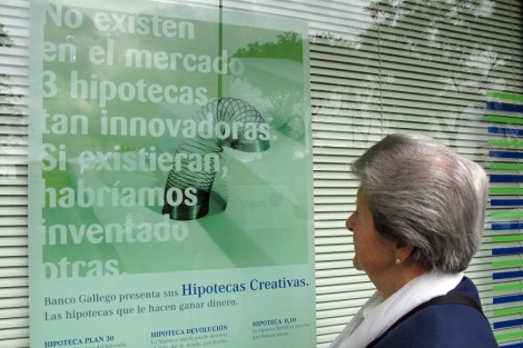 Una mujer mira un anuncio de hipotecas inversas para jubilados y pensionistas. | B. Cordón
