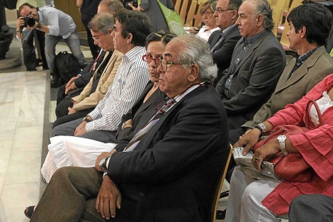 Carlos Morn, primero por la izquierda, durante el juicio. | Antonio Moreno