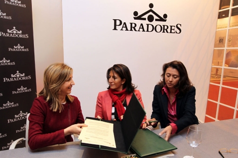 La consejera de Cultura, Alicia Garca, firma un protocolo de colaboracin con la presidenta de Paradores, ngeles Alarc.| Ical