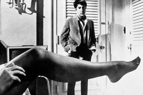 Dustin Hoffman, absorto, en el famoso cartel de la pelcula.