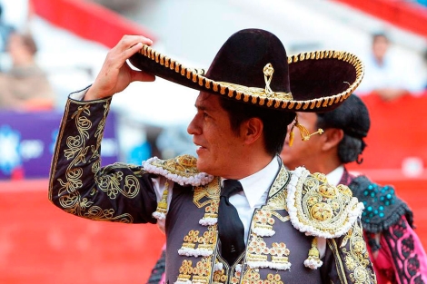 El torero mexicano Uriel Moreno tras cortar dos orejan en la Plaza Mxico. | Efe