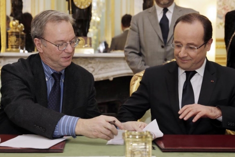 Eric Schmidt y Francois Hollande, en el momento de firmar el acuerdo. | Afp