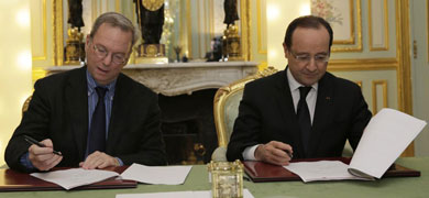 Eric Schmidt y Francois Hollande, en la firma del acuerdo. | Afp