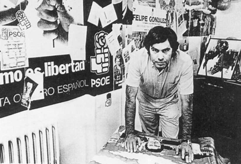 Felipe Gonzlez en los aos 80, rodeado por carteles con propaganda del PSOE.