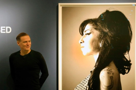 Bryan Adams, junto al retrato de A. Winehouse en el museo NRW Forum. | P. Stollarz [MS FOTOS]